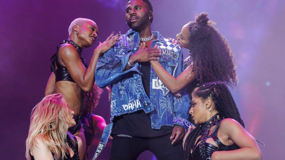 Popstar Jason Derulo stimmte ein Medley seiner größten Hits und zeigte auf der Bühne vollen Körpereinsatz