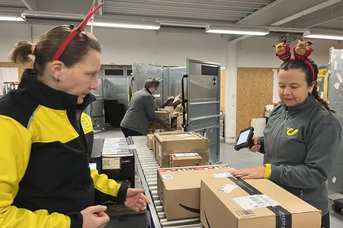 Dort werden sie von Eva Weidacher und Birgit Wiederhofer gescannt.