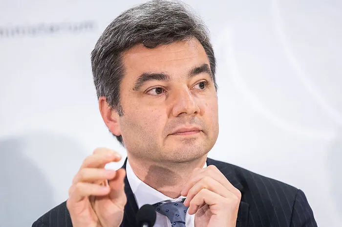 "Ich mache seit Jahren keinen Weihnachtsurlaub." Innenminister Wolfgang Peschorn, hirtengleich im Arbeitseinsatz ...