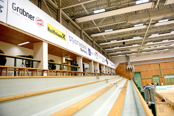Auf der Tribüne ist ausreichend Platz für die beiden Derbys am Samstag. Die Damen spielen um 16.30 Uhr gegen Eisenerz/Trofaiach, die Herren um 19 Uhr gegen Weiz.