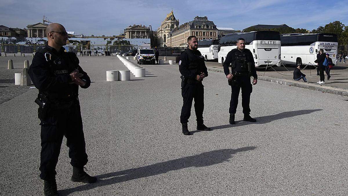 Französische Polizei riegelt das Versailler Schloss ab.