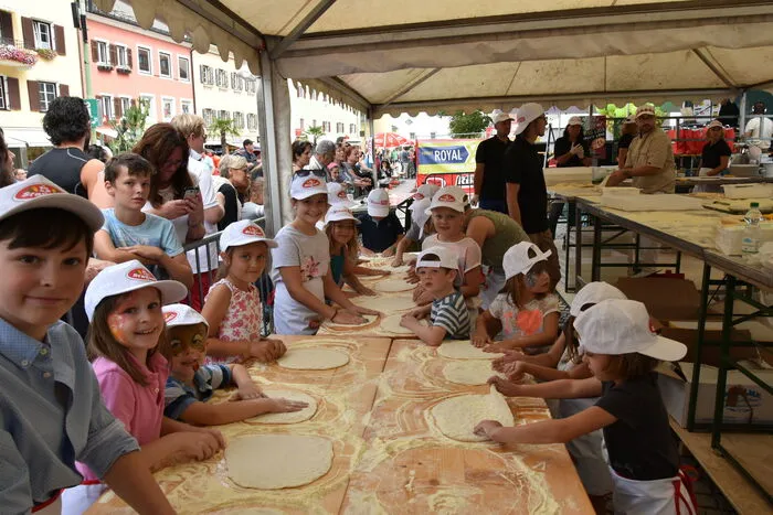 ... hier kann jeder selbst zum Meister-Pizzabäcker werden...