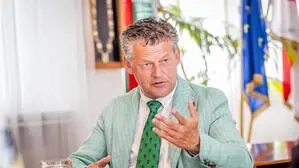 Bürgermeister Christian Scheider muss erneut scharfe Kritik der Aufsichtsbehörde einstecken