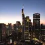 Commerzbank-Zentrale in Frankfurt vor Sonnenuntergang