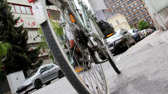 Wo ist das E-Bike? Der Mann muss wohl weiterhin mit seinem alten Fahrrad fahren. 