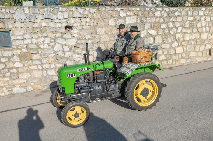 LH Schützenhöfer stattete nach zweijährige Pandemie-Pause dem Oldtimer Club Stattegg einen Besuch ab und nahm an der traditionellen Traktorfahrt zur Osterspeisensegnung auf den Geierkogel teil