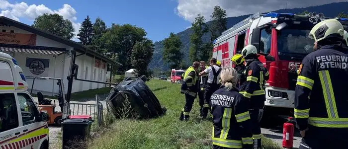 Man sieht das Unfallauto und Einsatzkräfte rundherum