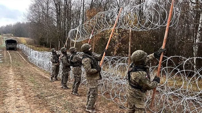 Polnische Soldaten beim Bau eines Stacheldrahtzauns an der Grenze zu Kaliningrad 2022 