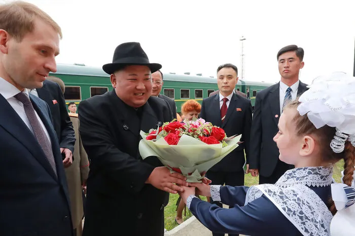 Am Morgen war er zunächst am russischen Grenzpunkt Chassan mit Blumen und - nach russischer Tradition - mit Salz und Brot empfangen worden.