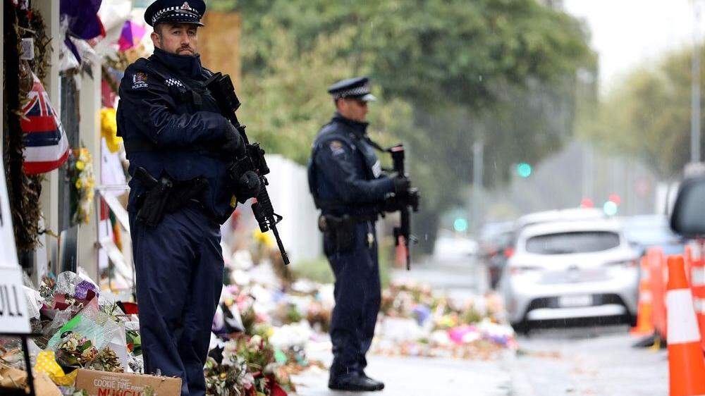In Christchurch herrscht nach wie vor große Trauer nach dem Attentat, bei dem 50 Menschen starben. Die Polizei steht bei den Moscheen Wache