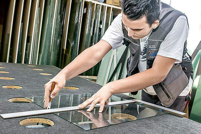 Glasbautechniker brauchen handwerkliches Geschick, ...