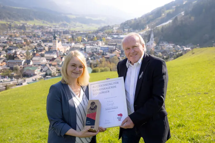 Redakteurin Veronika Höflehner übergab den Preis in ­Schladming an Hans Grogl