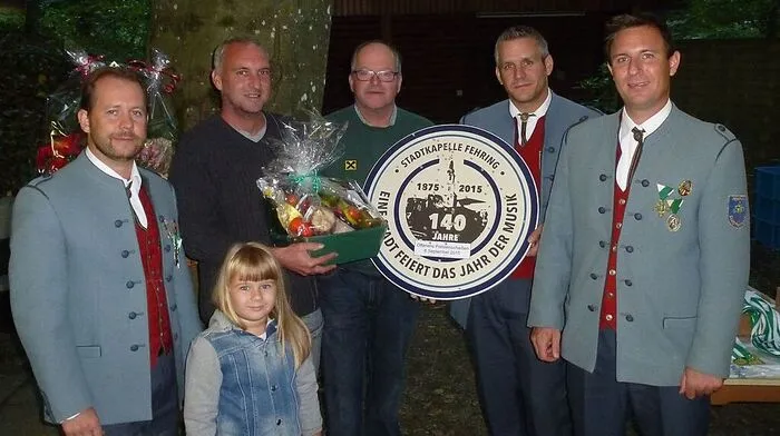 Übergabe der Jubiläumsfestscheibe: Kapellmeister Peter List, Festscheibensieger Bernhard Gollner, 1. Schützenmeister Hannes Mayer, Stabführer Markus Reichmann, Obmann Thomas Karner und "Glücksengerl" Julia Bauer - sie hat den "Zielpunkt" auf der Festscheibe gezogen