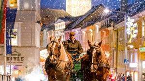 Seit zehn Jahren sind die Pferde Teil des Adventmarktes in Villach | Eine Kutsche fährt beim Villacher Advent durch die Stadt