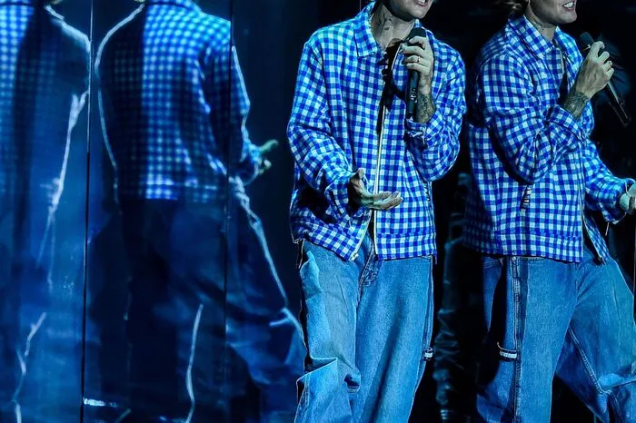 Der kanadische Sänger Justin Bieber heimste ebenfalls drei Trophäen ein und trat auch live auf.