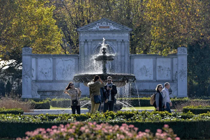 Mildes Herbstwetter im Wiener Volksgarten.