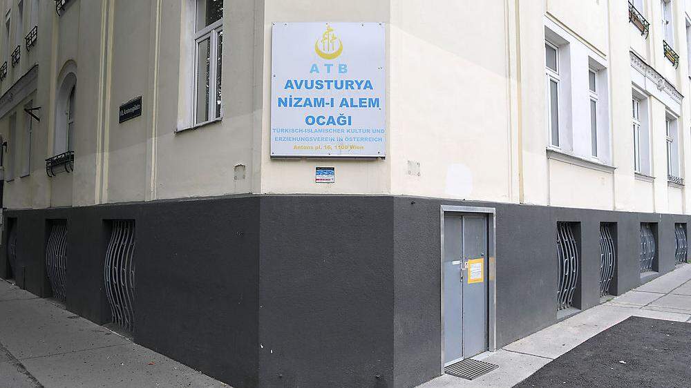 Schild zur umstrittenen Moschee der &quot;Grauen Wölfe&quot; am Wiener Antonsplatz, die nun geschlossen werden muss