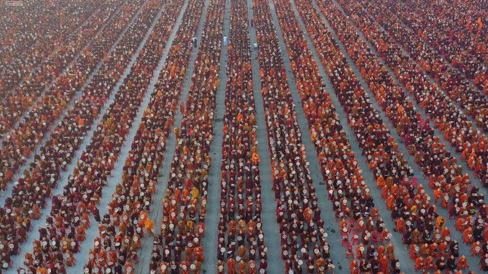 30.000 buddhistische Mönche bei Almosen-Veranstaltung in Myanmar