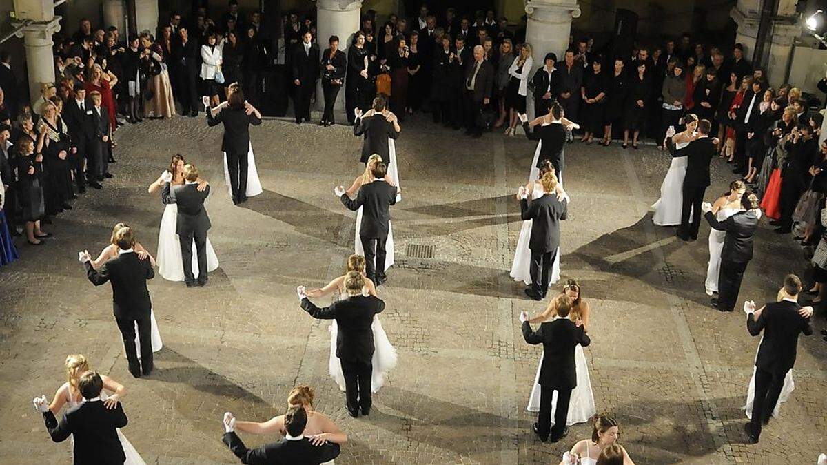 Bürgermeister möchte Maturanten wieder im Schloss tanzen sehen 	