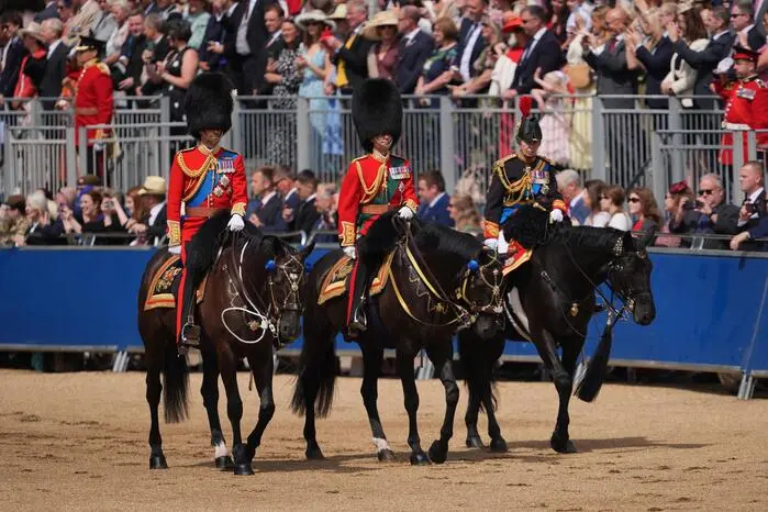 Kamen hoch zu Ross (von links): Prinz William, Prinz Edward und Prinzessin Anne, die Schwester von König Charles