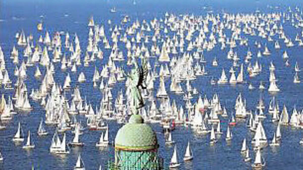 Die berühmte, internationale Segelregatta "Barcolana" spielt sich nicht nur auf dem Meer ab, sondern zieht ganz Triest in ihren Bann