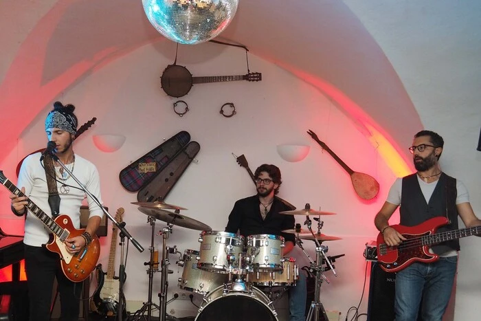 In der New Amsterdam Bar begeisterte das italienische  ANTHONY BASSO Trio (am Foto zu sehen).