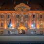 Nicht nur das St. Veiter Rathaus leuchtet in Orange
