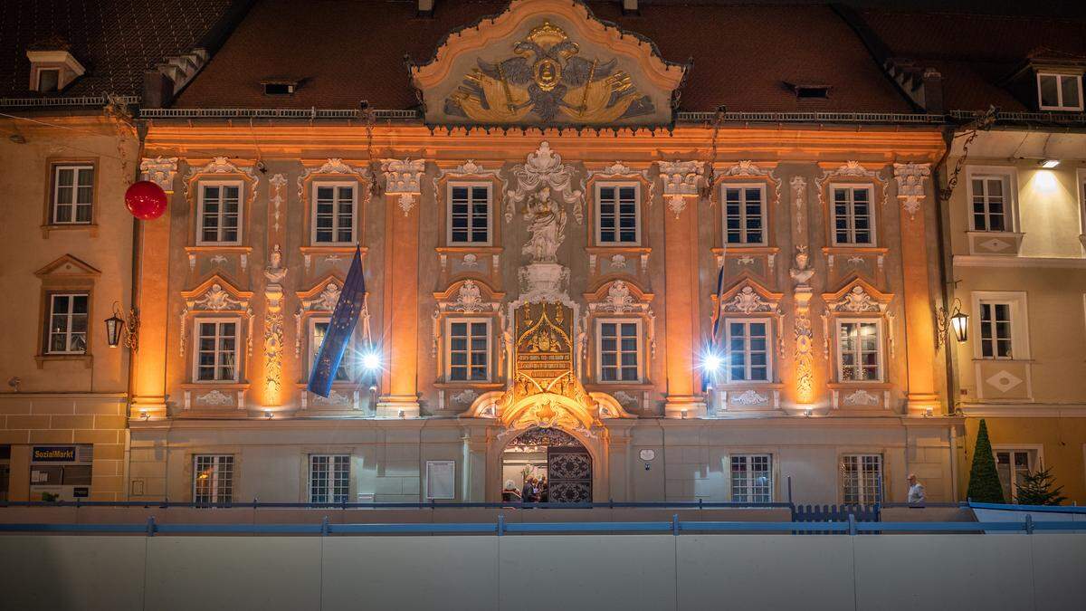Nicht nur das St. Veiter Rathaus leuchtet in Orange