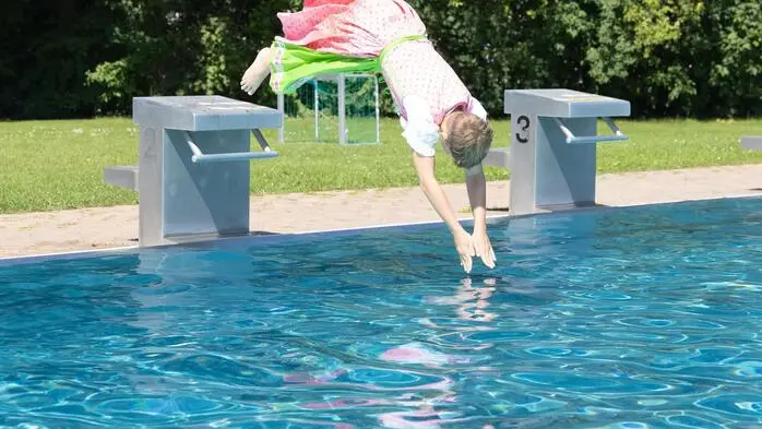  Am Samstag wurde es bunt und lustig im Pöllauer Freibad – das Poolhaus veranstaltete das beliebte Dirndlspringen.