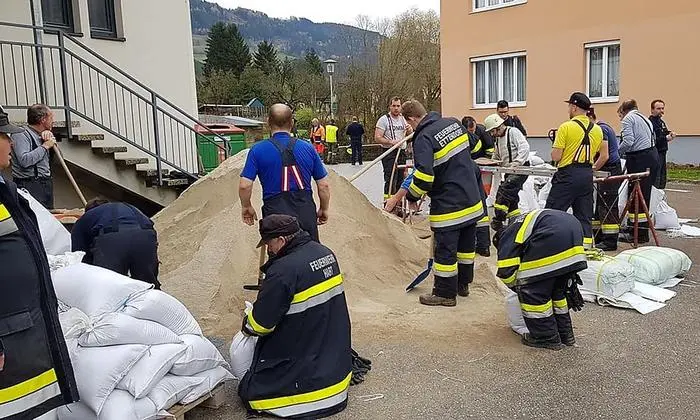 In Lavamünd werden Sandsäcke befüllt 