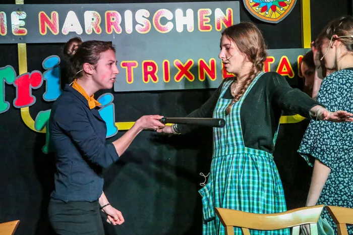 Laura Modre in "Im Flugzeug": "Hilde, nimmst du etwa die Krücken von deinem Mann mit auf die Reise? Hilde: "Ja logisch, sonst steigt er wieder zur Nachbarin!"