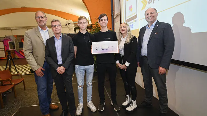 Die Sieger-Lehrlinge im Community-Voting gemeinsam mit Martin Zandonella, Obmann der Sparte Information und Consulting in der Wirtschaftskammer, Michael Velmeden, Obmann der WK-Sparte Industrie und dem WK-Lehrlingsbeauftragter Bernhard Plasounig  