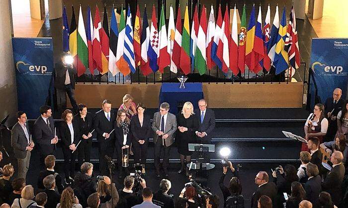 Berührender Augenblick: Übergabe des Friedenslichts durchdie ÖVP-Delegation im EU-Parlament Straßburg.
