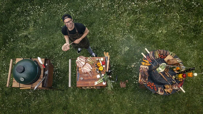 Fleischermeister und Grilltrainer Robert Buchberger arbeitet bei seinen Showgrill-Einsätzen mit...