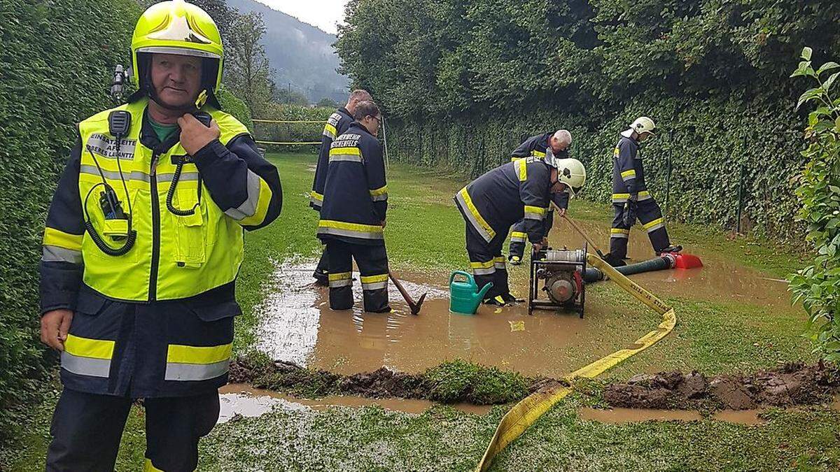 Kameraden der Feuerwehr Reichenfels beim Abpumpen