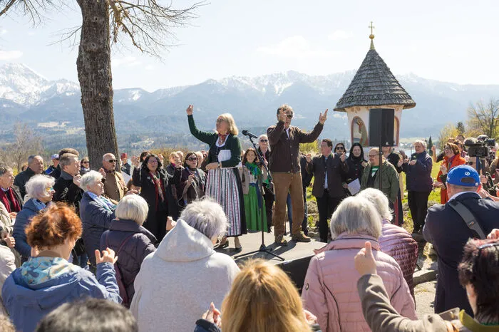 Unzählige Singbegeisterte waren am Nachmittag zum Treffpunkt gekommen, um gemeinsam mit Hedi Preissegger, Leiterin des Grenzlandchores Arnoldstein, Kärntnerlieder zu singen.