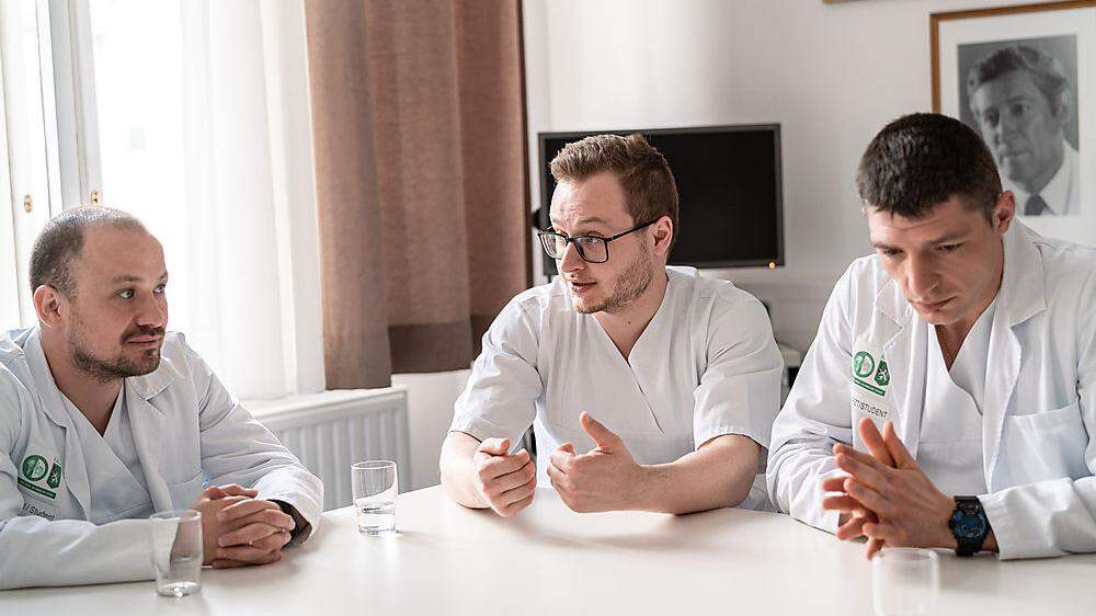 Nadiisky Volodymyr, Valilurskyi Mykhailo und Andriichysen Vadym aus Luzk erzählen von ihren Erlebnissen am Uniklinikum Graz
