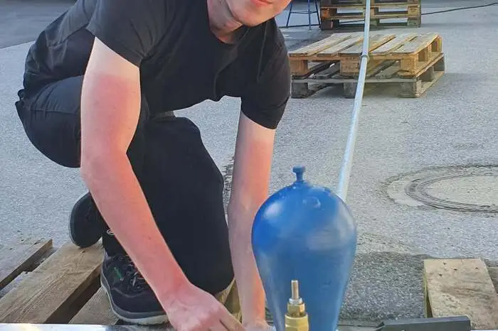 Daniel Konrad überprüft, ob die Anlage funktioniert.