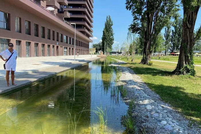 Wasserbecken knüpfen an die Eisteiche der Brauerei Reininghaus an, die früher auf dem Areal zu finden waren.