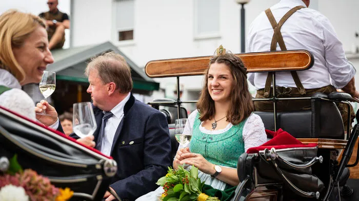 In Gamlitz wurde die Weinlese mit einem traditionellen Fest gefeiert. Für die Weinbauern ist das heuer eine doppelte Belastung, da man sich aufgrund einer später Lese heuer noch mit in der Erntezeit befindet.