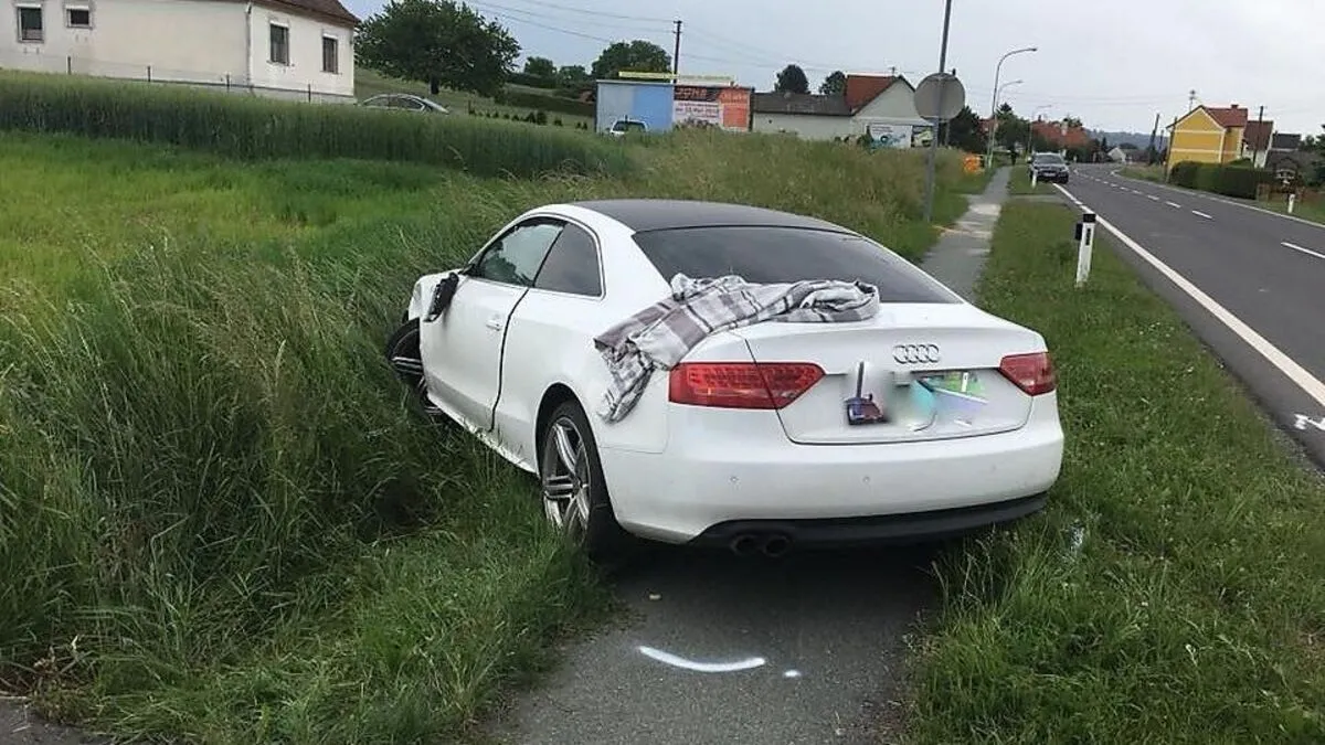 Der Autolenker wurde mit dem Hubschrauber in das Krankenhaus geflogen