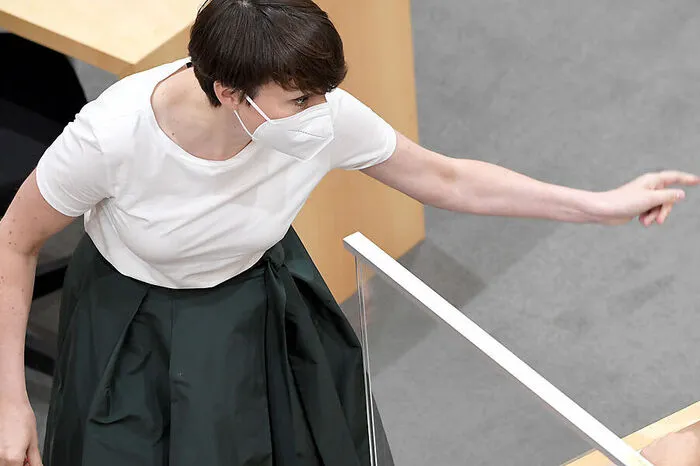 "Ich muss ehrlich sagen, ich verstehe nicht ganz, wovon der Kanzler spricht. Niemand fordert solche absurden Dinge." - Die grüne Klubchefin Sigrid Maurer ist ratlos.
