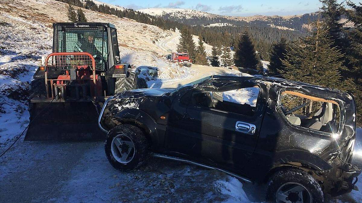 Der Geländewagen kam auf einer Eisplatte ins Rutschen und stürzte 150 Meter weit in eine Rinne