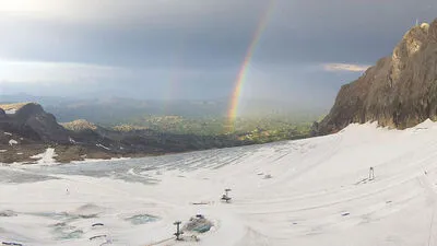 Der Gletscher schmilzt in der Juli-Sonne.