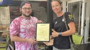 Fabian Ebner bekam seine Lebensretter-Urkunde 