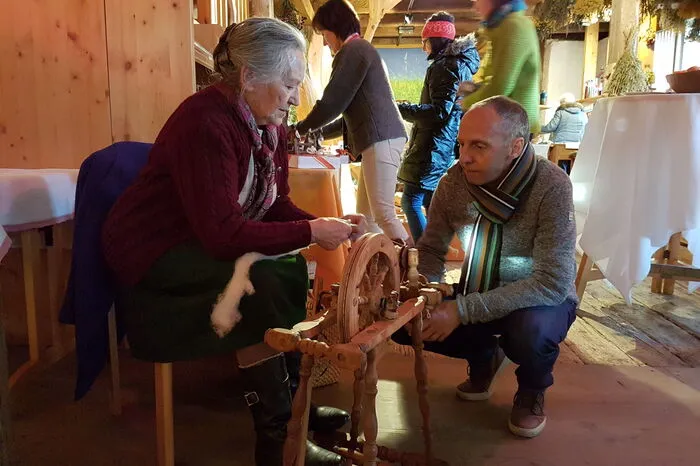 Die "Rumpler Mame", Anna Schneeberger, zeigte Besuchern und auch Kräuterdorf-Initiator Eckart Mandler, ihr Handwerk am Spinnrad.