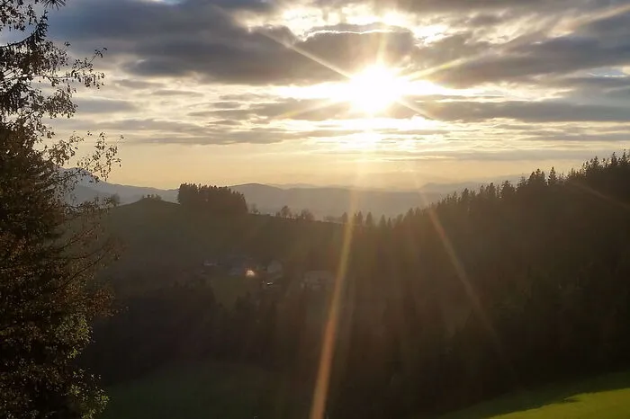 Zart und kräftig zugleich bahnt sich die Sonne ihren Weg