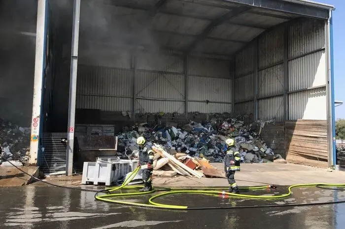 Die Feuerwehrleute räumten darauf hin die Halle aus und starteten mit den Nachlöscharbeiten.