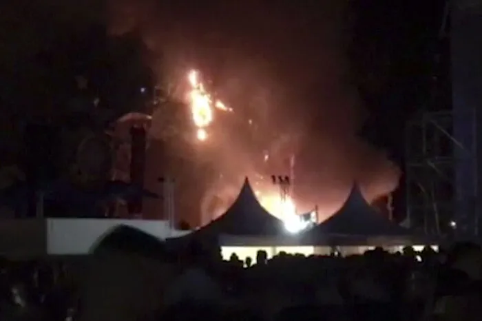 Die Organisatoren gaben ein "technisches Problem" als Ursache an, ohne Details zu nennen. Das Feuer war bis Mitternacht gelöscht, das eigentlich bis zum Morgen dauernde Musik-Event wurde aber nicht fortgesetzt.