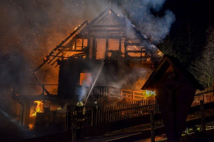 Die Feuerwehren wurden kurz nach 3 Uhr früh alarmiert.